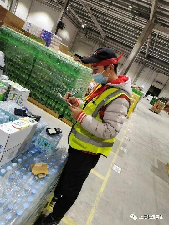 街上路障形似马蜂屁股：设计背后的安全与效率考量